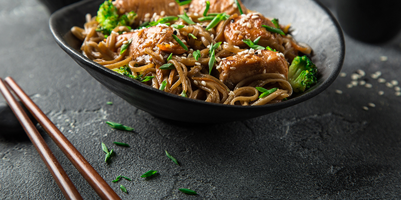 Gli spaghetti di soba con pollo direttamente dalla tradizione