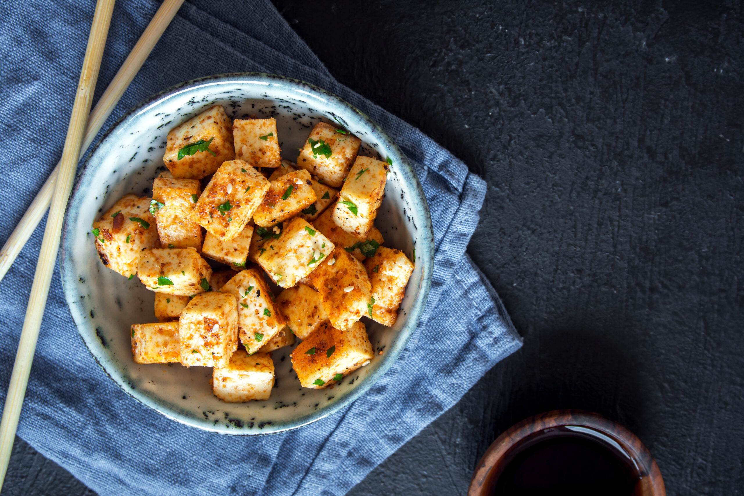 Tofu Crocante com molho Teriyaki - Essentials by Hana